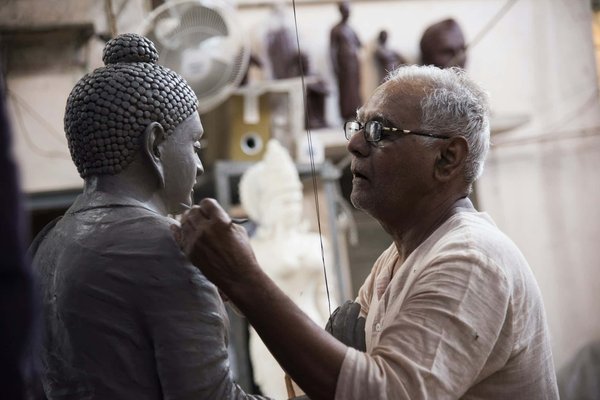 Quelles sont les techniques pour enseigner la sculpture sur pierre aux débutants ?